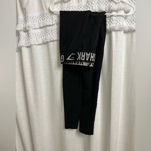 Gym shark leggings